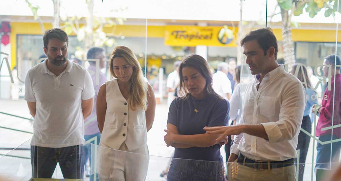 Governadora Raquel Lyra e Eduarda Gouveia, prefeita eleita de Carpina visitam espaço de vendas da Petribu